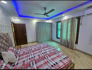 Shree Krishna Dham 3BHK Villa with private pool and lush garden in Sector-135 Noida - Jāmb - 4