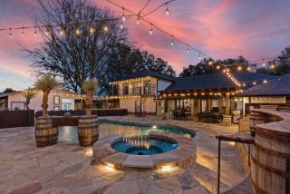 Cowtown Casa: A Place to Hang Your Hat - Fort Worth - 9