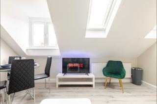 Central 2 Bedroom with Free Parking & Foosball Table - 8