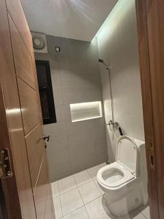 شقة مميزة بـ3 غرف نوم وصالة موقع مميز - An Nikāshah - 9