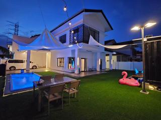 Designer house with cabin rooms - Gelang Patah - 0