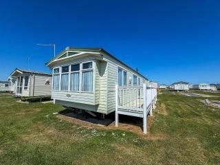 8 Berth Caravan With Decking At California Cliffs Near Scratby Beach Ref 50019F - Great Yarmouth - 0