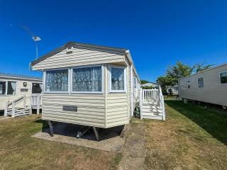Stunning Caravan At Cherry Tree Holiday Park In Norfolk, Sleeps 8 Ref 70529C - 0