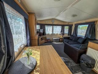 Stunning Caravan At Cherry Tree Holiday Park In Norfolk, Sleeps 8 Ref 70529C - 2
