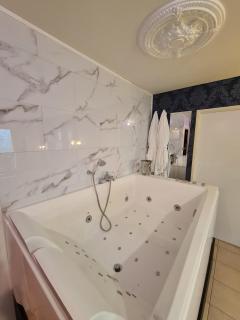 Chambre d'Amour Jacuzzi Bordeaux Parking - Bruges - 5