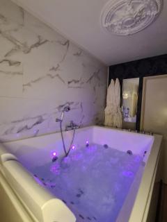 Chambre d'Amour Jacuzzi Bordeaux Parking - Bruges - 3
