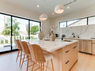 Charming Encino Retreat w/ Pool - Tarzana - 3