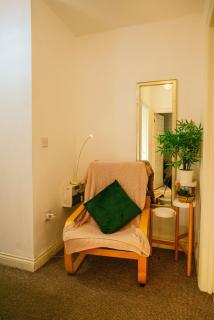 Modern 4 Bed Apartment - Cardiff City Centre - Free Parking - 7