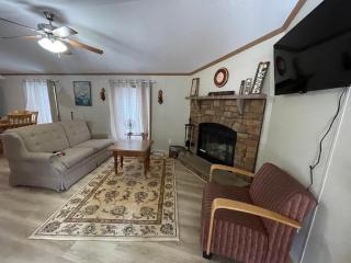 All Season Fun and Cozy Home in Island Falls, ME - - 0