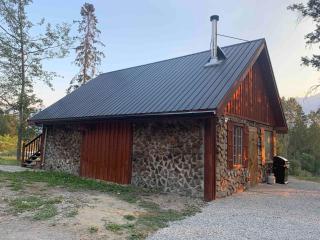 Entire Cordwood House 5 minutes south of town - 3