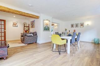 Luxury 4-Bed Family Home in Epping with Parking by LMV Property - 7