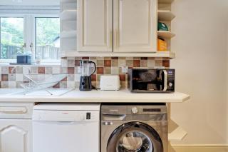 Luxury 4-Bed Family Home in Epping with Parking by LMV Property - 6