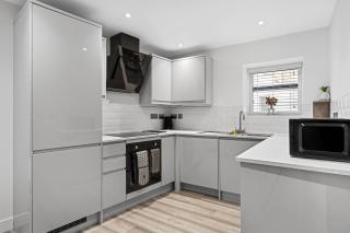 Urban Haven - 2 min from Station - Free Parking - Courtyard - Swindon - 5
