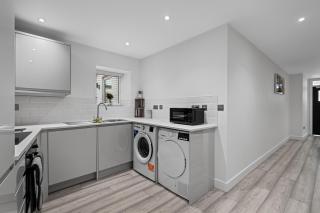 Urban Haven - 2 min from Station - Free Parking - Courtyard - 4