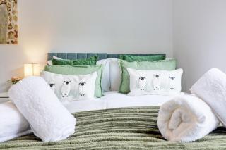 Luxury 4-Bed Family Home in Epping with Parking by LMV Property - 3