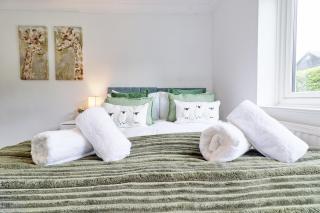 Luxury 4-Bed Family Home in Epping with Parking by LMV Property - 4