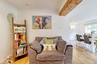 Luxury 4-Bed Family Home in Epping with Parking by LMV Property - 7