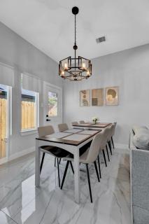 Upscale 3Br-3Ba Home near Stadiums, Downtown Houston, Restaurants, Free Parking on Property - Houston - 5