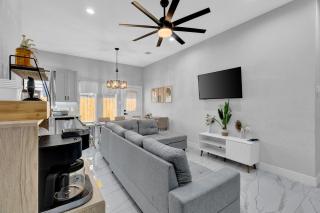 Upscale 3Br-3Ba Home near Stadiums, Downtown Houston, Restaurants, Free Parking on Property - Houston - 8