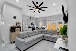 Upscale 3Br-3Ba Home near Stadiums, Downtown Houston, Restaurants, Free Parking on Property - Houston - 9