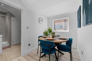 Archway Haven - 2 min from Station - Free Parking - Courtyard - Swindon - 3
