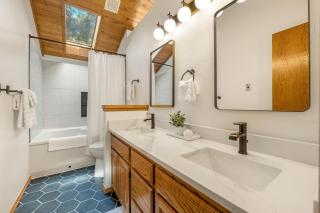 Pinewood Lodge - Backs to Forest - Near Downtown! - 2