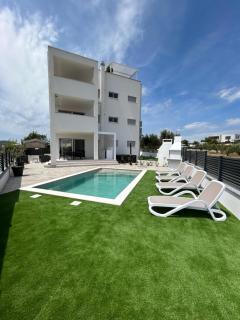 VILA VASILJ Privater Pool unten, Whirlpool mit Aussicht oben, Ihr Urlaub, Ihre Wahl - Vodice - 0