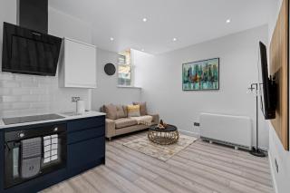 Serene Haven - 2 min from Station - Free Parking - Courtyard - Swindon - 0
