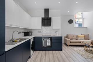 Serene Haven - 2 min from Station - Free Parking - Courtyard - 7