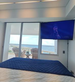 Luxurious VIP waterfront suite with pool - 1