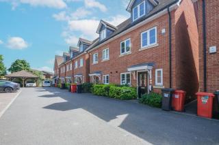 Meyers Close Modern 3 Bedrooms and 2 Bathrooms - Slough - 5
