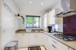 Meyers Close Modern 3 Bedrooms and 2 Bathrooms - Slough - 8
