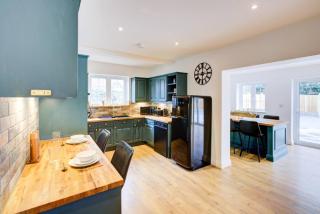Upmarket home from home in Brentwood Essex, large fully equipped kitchen,4 large bedrooms with private en-suite bathrooms & secure free parking 6 vehicles - Brentwood - 0