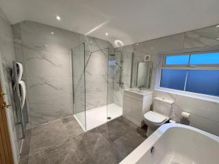 Upmarket home from home in Brentwood Essex, large fully equipped kitchen,4 large bedrooms with private en-suite bathrooms & secure free parking 6 vehicles - Brentwood - 8