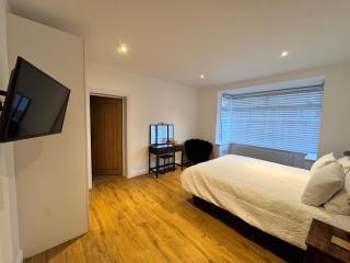 Upmarket home from home in Brentwood Essex, large fully equipped kitchen,4 large bedrooms with private en-suite bathrooms & secure free parking 6 vehicles - Brentwood - 7