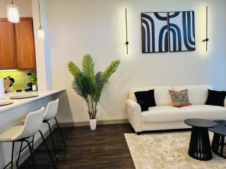 Downtown Modern Elegance Suite with Free Parking, Pool, WIFI and a King Bed - Houston - 6