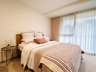 Spacious 2 Bed Room Split Level Apartment - - 9