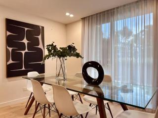 Spacious 2 Bed Room Split Level Apartment - - 8