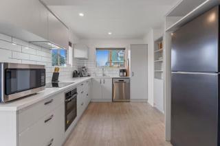 Walk to Lake Taupō and Sail Club - 4