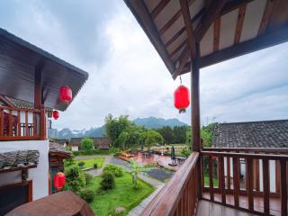Zhangjiajie Ldyllic Pondside Timber Lodge Resort - Wulingyuan, Courtyard View, Free Airport Pickup & Travel Services - 4