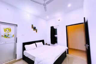 HOTEL ASHOKA # AASHRAM Near Ramjanam Bhoomi and Temple - A Premium Homestay In Ayodhya - Ayodhya - 3