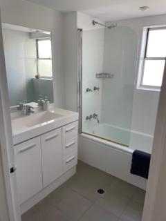 2 Bdrm 2 Bthrm Beachfront apartment Surfers Paradise - 9