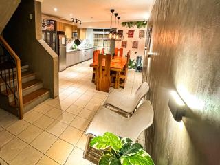 4 Bedroom with Garage up to 12 Guests - near Airport walking distance to stores and restaurants - Manila - 4