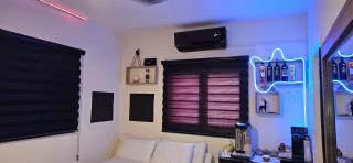 COOL PLACE" AT RAMAT GAN" - חדרים delux - לובי עם כורסת עיסוי מקצועית יוקרתית, חינם - רחבת חניית רכבים בסמוך, חינם - קרוב למכללת ר"ג - בי"ח "שיבא" תל השומר - אונ' "בר אילן" - Ramat Gan - 7