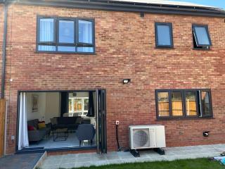 New Build-Free Parking-EV charging-3 Bedrooms-3 showers - 8