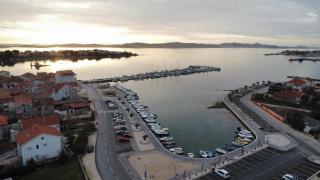 Cosy modern mini house 10 by the sea with private terrace in Limoni Camp - Walk to Beach & Local Taverns - Sukošan - 8