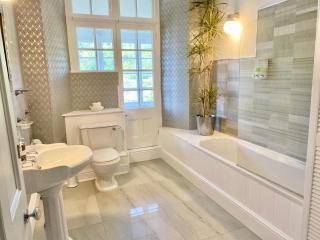 COME AND JOIN US ! 4 min walk to Beach, Pubs, Shops, Fab Htd Pool, Hottub, Games room,Tranquil gds, Historic, Bassets acre, Six beautiful 1-3 bedroom holiday homes with Free Parking and WiFi - Portreath - 2