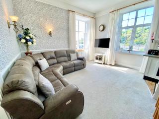 COME AND JOIN US ! 4 min walk to Beach, Pubs, Shops, Fab Htd Pool, Hottub, Games room,Tranquil gds, Historic, Bassets acre, Six beautiful 1-3 bedroom holiday homes with Free Parking and WiFi - Portreath - 4