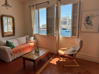 Spacious 2-bed apartment with direct Port view, free parking - 9