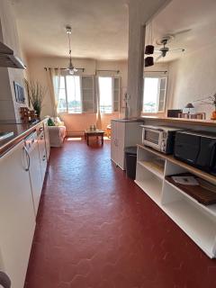 Spacious 2-bed apartment with direct Port view, free parking - 4